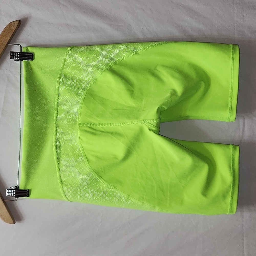 ATHLETA STAY FLY 9" HIGH RISE REFLECTIVE COMPRESSION SNAKESKIN SHORTS SIZE SMALL - Picture 6 of 11